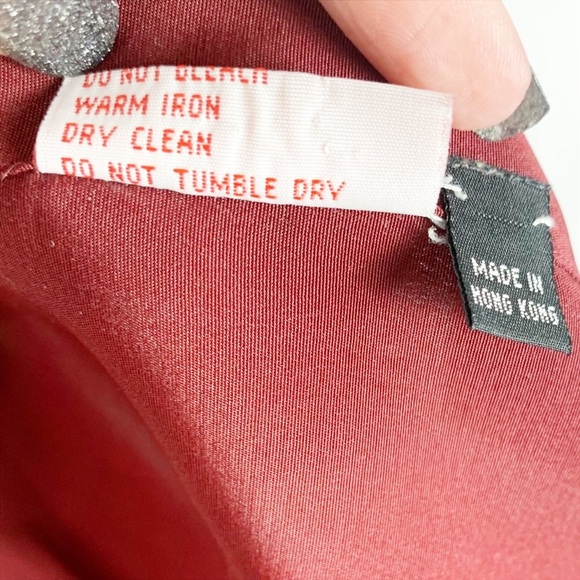 🍷 Maxwell’s Clothiers Burgundy Hand-Tailored Blouse – Silky and Lightweight🍷 - Picture 8 of 8